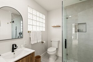 Superior Double Room, 1 King Bed, Private Bathroom, Pool View | Bathroom