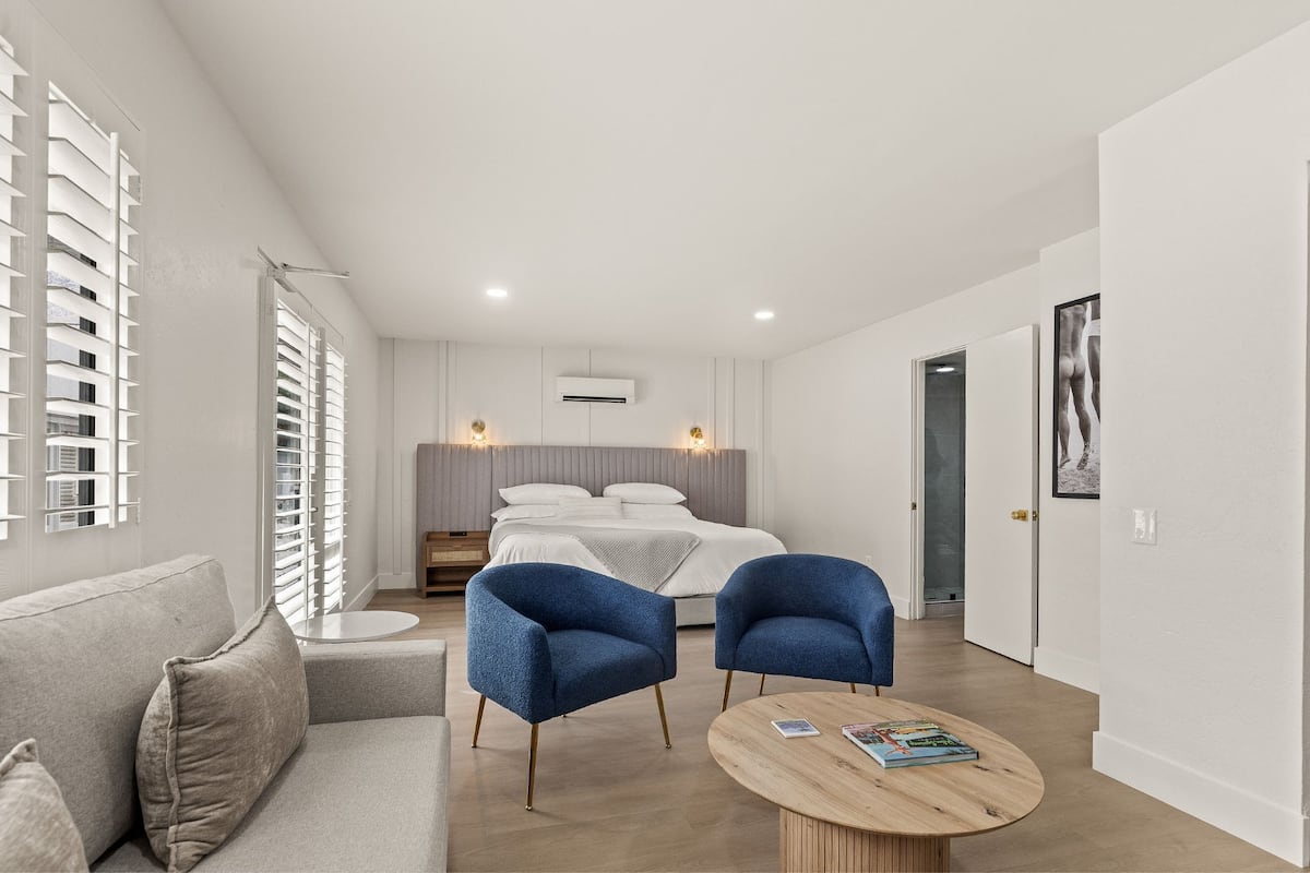Chambre Double Supérieure, 1 très grand lit, salle de bains privée, vue piscine