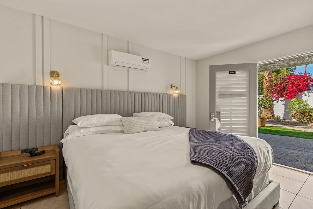 Deluxe Room, 1 King Bed, Private Bathroom, Garden View | Garden view