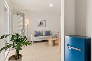 Premium Room, 1 King Bed, Private Bathroom, Garden View | Living area