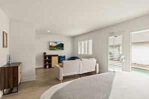 Superior Double Room, 1 King Bed, Private Bathroom, Pool View