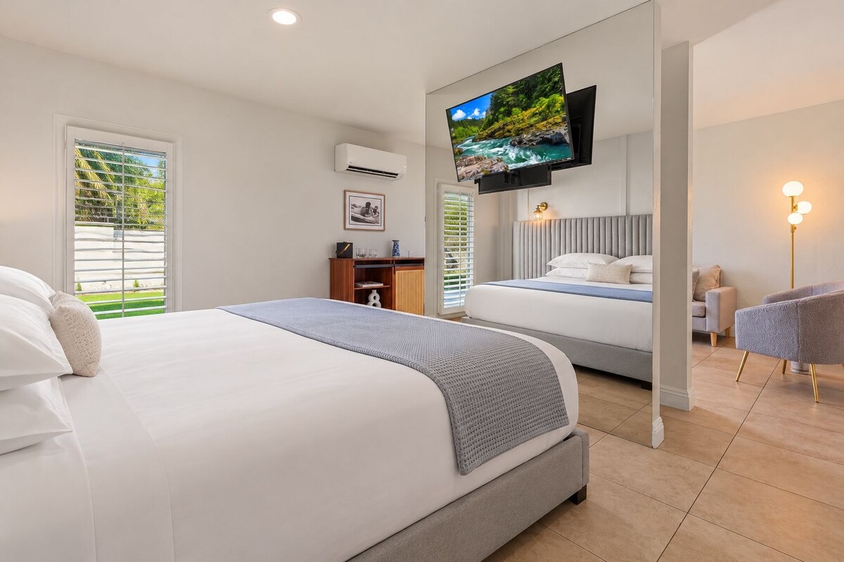 Premium Room, 1 King Bed, Private Bathroom, Garden View | Hypo-allergenic bedding available, pillowtop beds, iron/ironing board