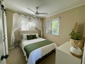 1 bedroom, iron/ironing board, WiFi, bed sheets - Central Tannum Unit (Tannum Sands)