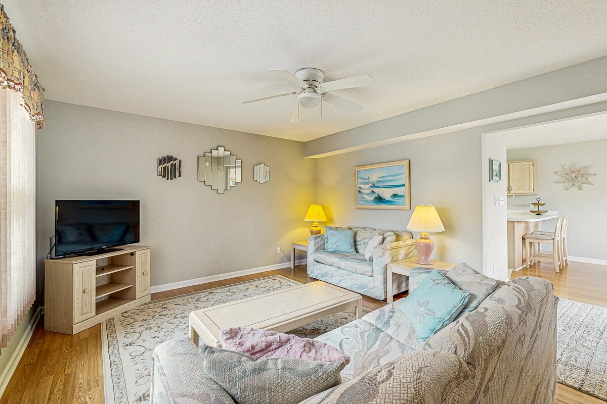 Stunning dog friendly home - w/deck, AC & short walk to beach and Restaurants