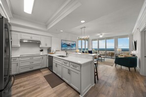 Kjøleskap, mikrobølgeovn, ovn og kokeplater