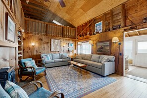 TV, books - Lakeside cottage w/ mountain views, canoes, firepit, enclosed porch, bbq, beach (Colchester)