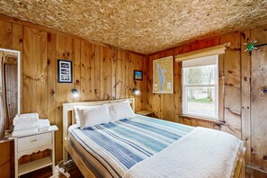 6 bedrooms, Internet, bed sheets - Lakeside cottage w/ mountain views, canoes, firepit, enclosed porch, bbq, beach (Colchester)