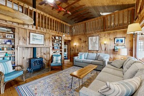 TV, books - Lakeside cottage w/ mountain views, canoes, firepit, enclosed porch, bbq, beach (Colchester)