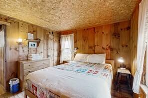 6 bedrooms, Internet, bed sheets - Lakeside cottage w/ mountain views, canoes, firepit, enclosed porch, bbq, beach (Colchester)