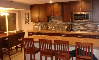 Spacious 6-bedroom house with WiFi and AC in amazing Holladay