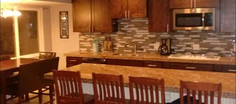Spacious 6-bedroom house with WiFi and AC in amazing Holladay