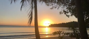 Tranquil Bali-Style 4 br lux beachside townhouse with own pool