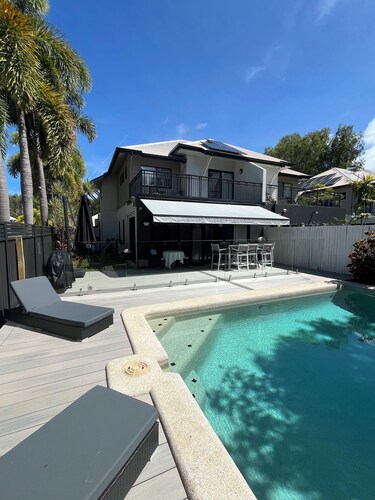 Tranquil Bali-Style 4 br lux beachside townhouse with own pool