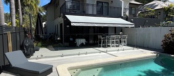 Tranquil Bali-Style 4 br lux beachside townhouse with own pool