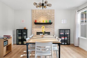 Dining - 4BR ~Heated Pool+Jaccuzi+Sauna+PoolTable+Arcades+Karaoke Stage - near Domain (Austin)