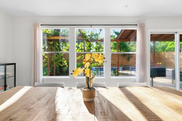 Dining - 4BR ~Heated Pool+Jaccuzi+Sauna+PoolTable+Arcades+Karaoke Stage - near Domain (Austin)