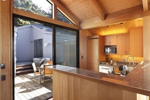 Fridge, microwave, oven, stovetop - Pacific Sunset is Waiting for You! (Jenner)