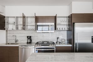 Réfrigérateur, micro-ondes, four, lave-vaisselle