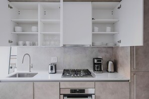 Een koelkast, een magnetron, een oven, een kookplaat