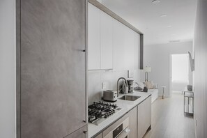 冷蔵庫、電子レンジ、オーブン、コンロ