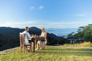 Outdoor dining - Ferndale Retreat (Rangala)