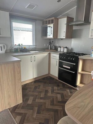 Frigorífico, microondas, horno y placa de cocina