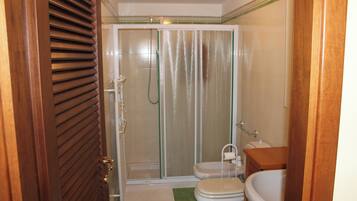 Douche, serviettes fournies