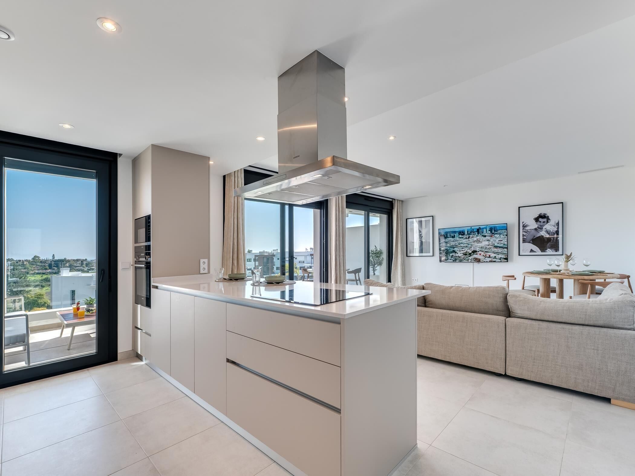 Kylskåp, mikrovågsugn, ugn och diskmaskin