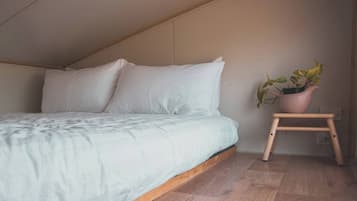 1 bedroom, bed sheets