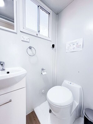 Een douche, een haardroger, handdoeken