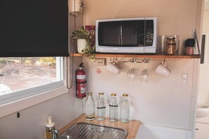 Fridge, microwave, stovetop, coffee/tea maker - Nioka Rise by Tiny Away (Jindera)