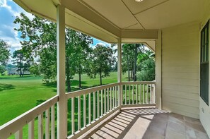 Property grounds - Gorgeous House on Golf Course with AC, WiFi, High Ceilings, Big Windows (Humble)
