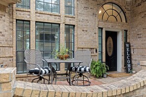 Outdoor dining - Gorgeous House on Golf Course with AC, WiFi, High Ceilings, Big Windows (Humble)