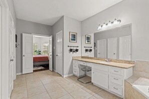 3 bedrooms, WiFi, bed sheets - Gorgeous House on Golf Course with AC, WiFi, High Ceilings, Big Windows (Humble)