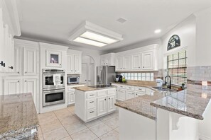 Kjøleskap, mikrobølgeovn, ovn og kokeplater