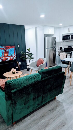 Modern, Luxury and Cozy Guest Suite 