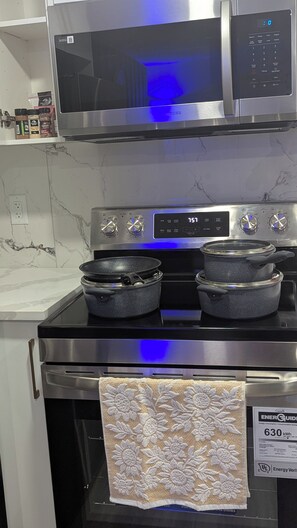 Réfrigérateur, micro-ondes, four, plaque de cuisson