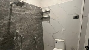 A bathroom with a toilet, shower, and sink. - Om Nilay Paying Guest House By GRB (Varanasi)