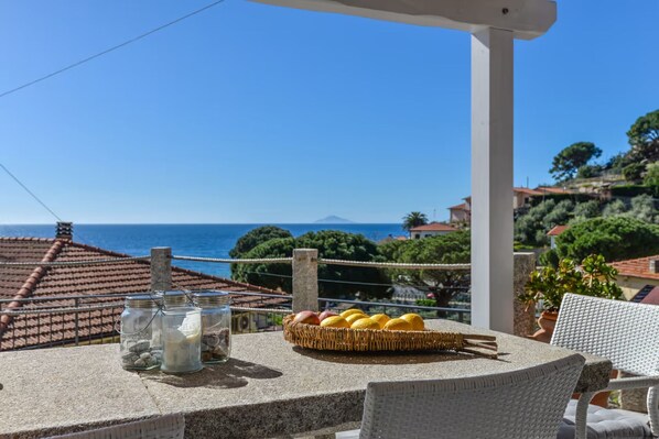 تناول الطعام بالخارج