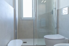 Douche, sĂšche-cheveux