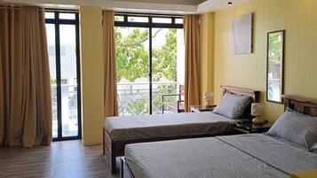 Family Suite | Desk, laptop workspace, free WiFi, bed sheets