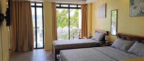 Family Suite | Desk, laptop workspace, free WiFi, bed sheets