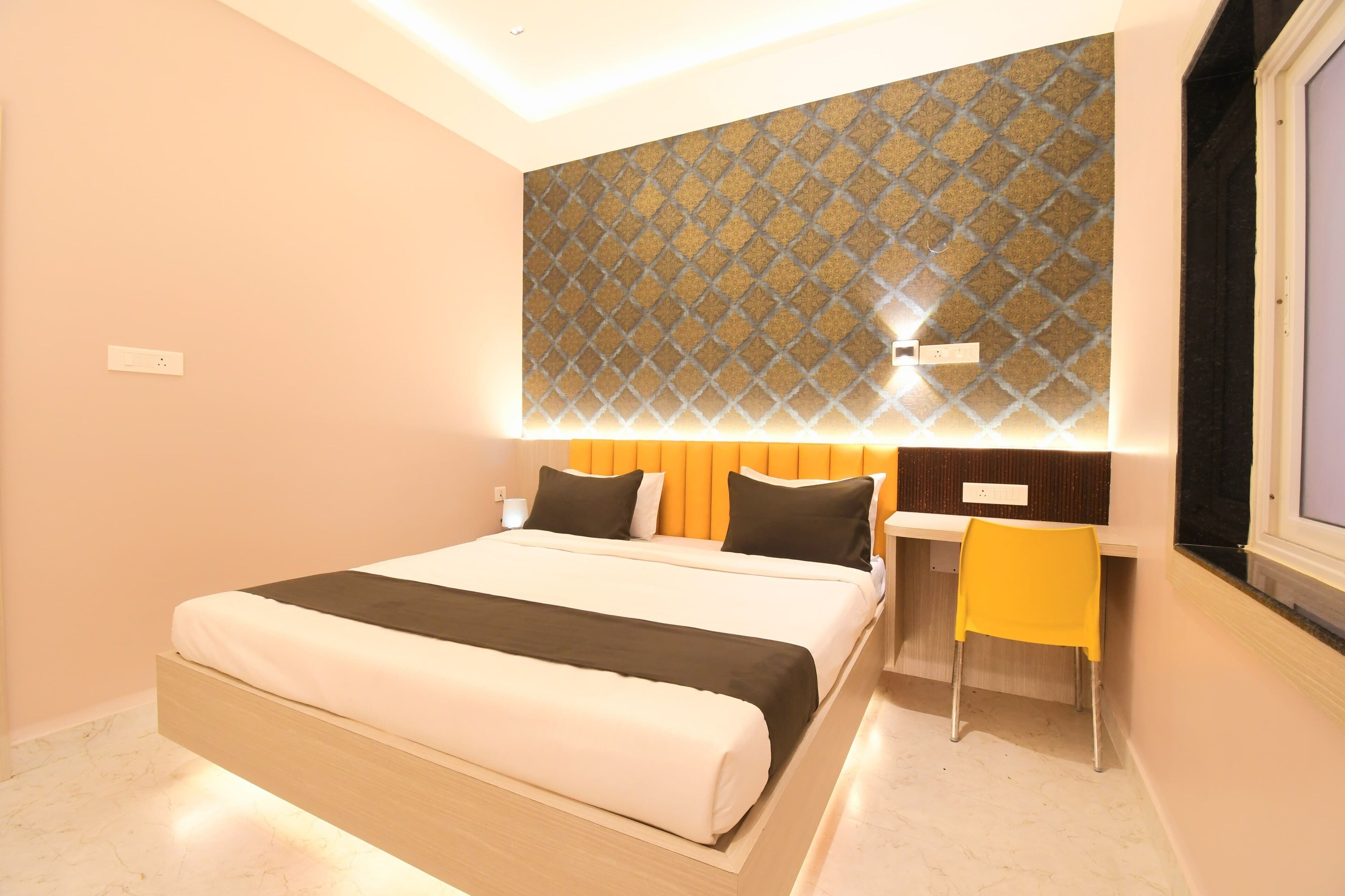 Un dormitorio moderno con una cama, una mesita de noche y una silla.