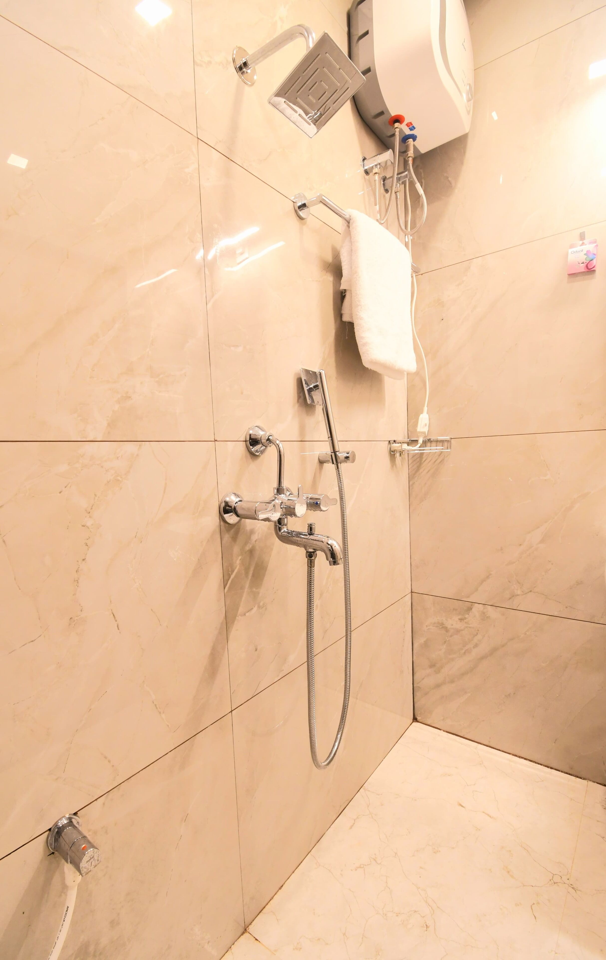 Un baño con ducha, toallero y retrete.