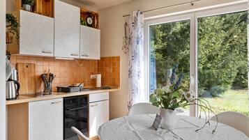 Fridge, stovetop, coffee/tea maker, electric kettle