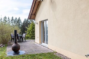 Outdoor dining - Holiday Home 'Konrad' with Private Terrace and Wi-Fi (Goldlauter-Heidersbach)