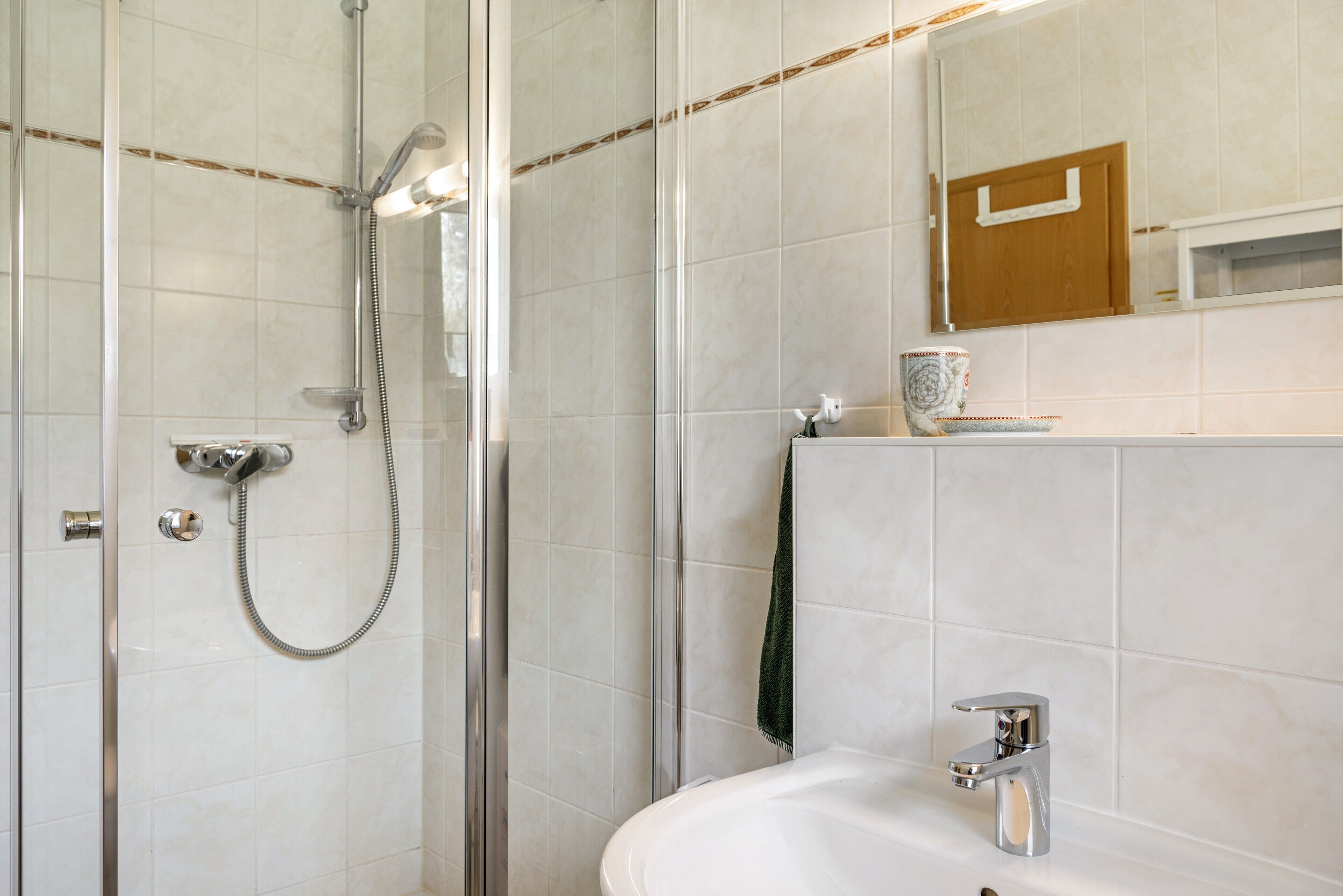 Een douche, een haardroger, handdoeken