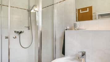 Een douche, een haardroger, handdoeken