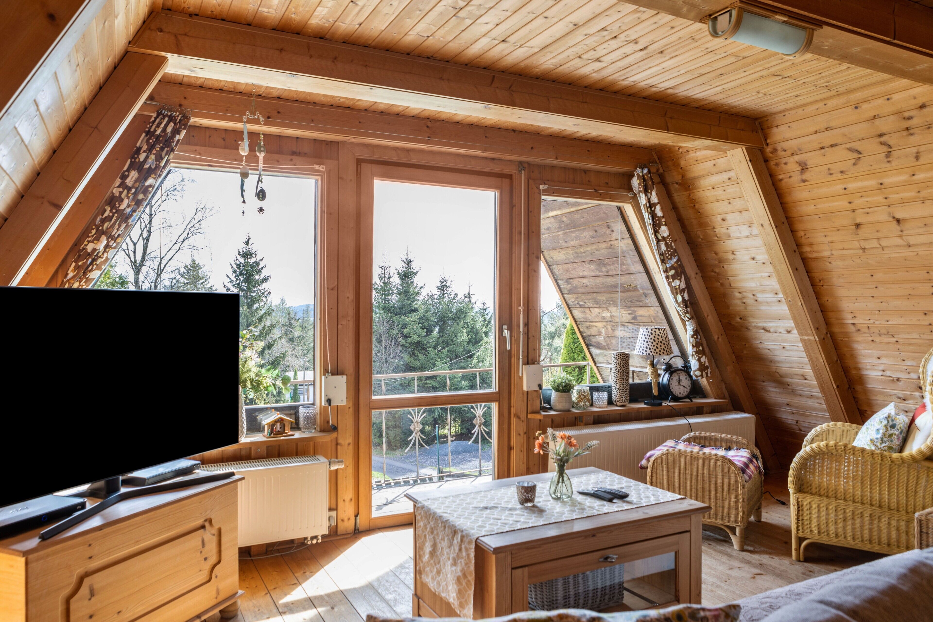Een televisie en een stereo