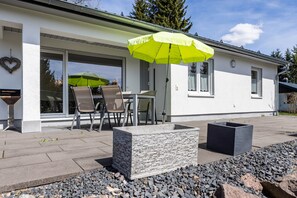Outdoor dining - Holiday Home 'Anna' with Private Terrace and Wi-Fi (Goldlauter-Heidersbach)